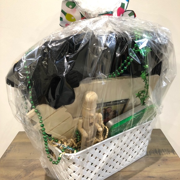 Medium Curated Festive Gift Basket - Picture 3 of 8